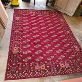 Tapis rouge à motifs