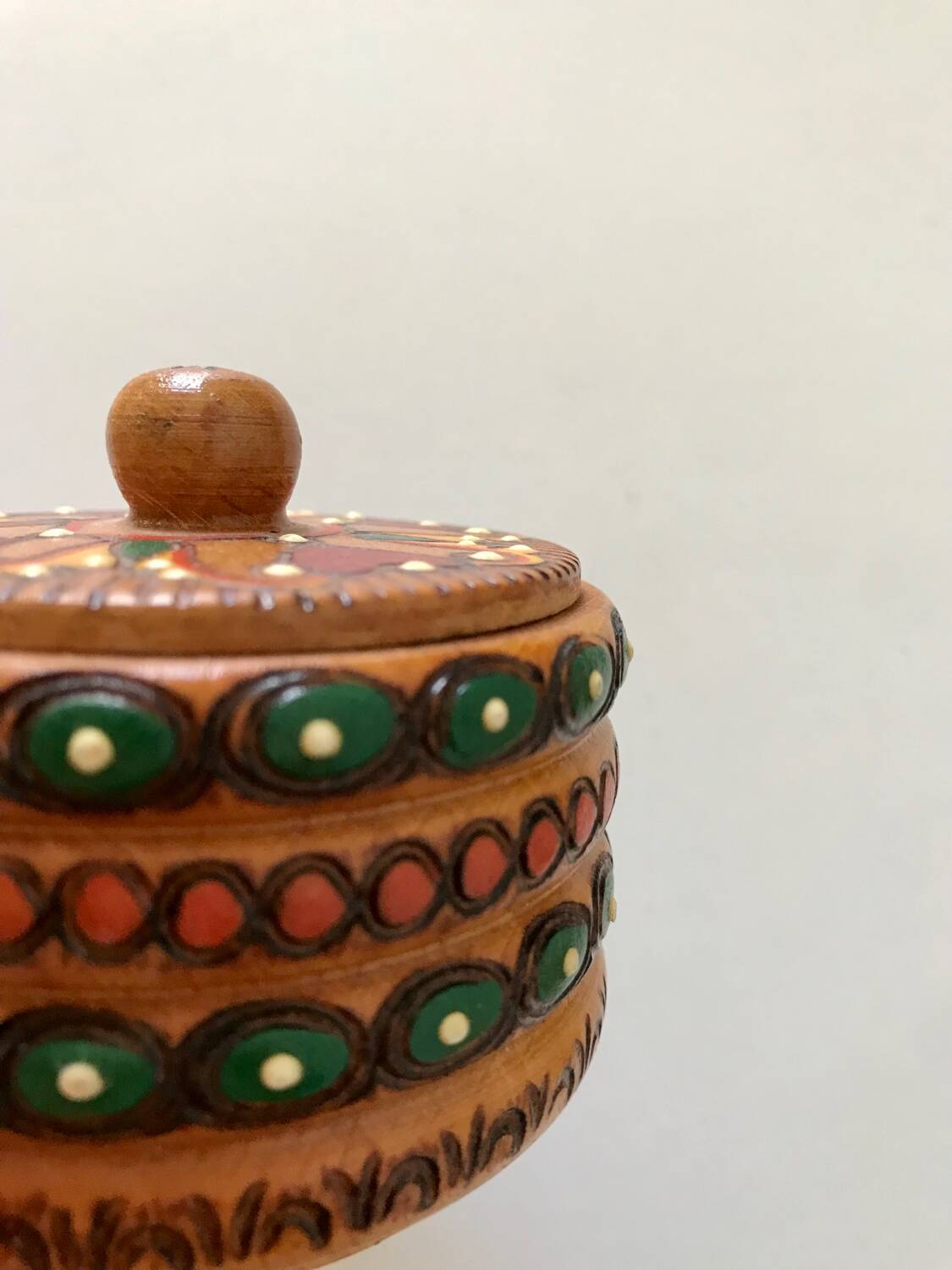 Vintage small round box with lid in light wood carved in relief decorated painted