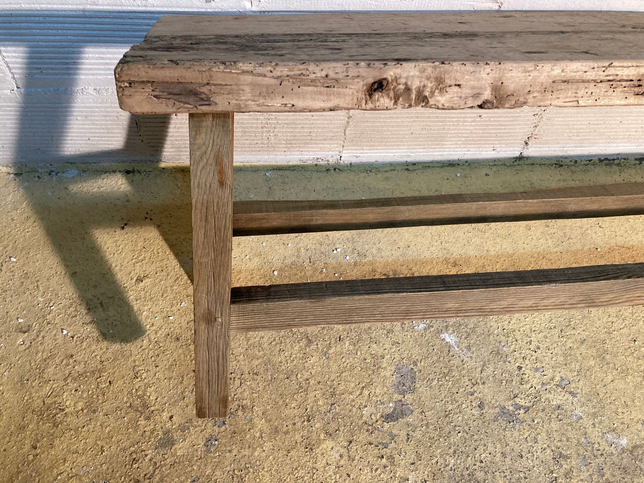 Banc ancien en bois brut