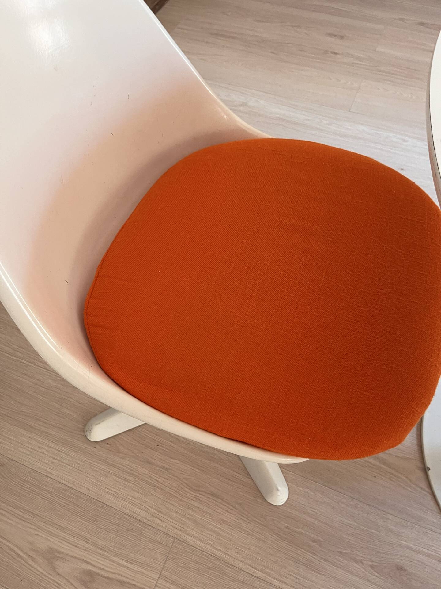 Tulipe Arkana table by Knoll and its 4 chairs