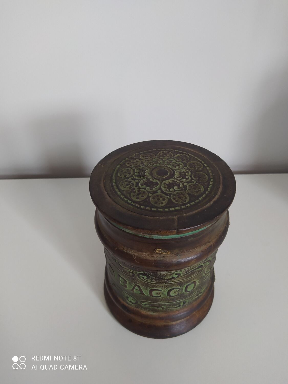 Pot à tabac en cuir et en verre