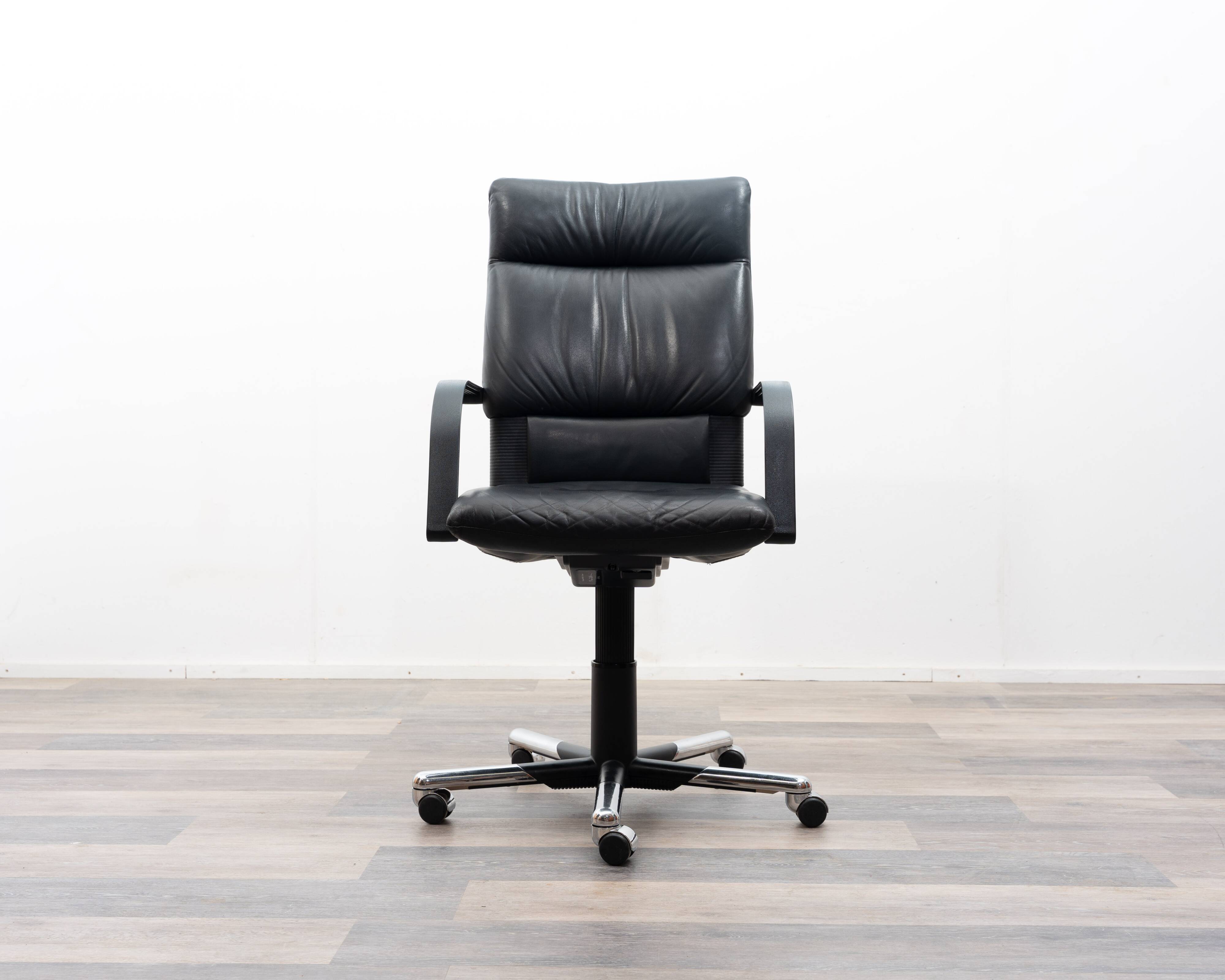 Office chair. Manufacturer: Vitra. Designer: Mario Bellini. Model: Fig