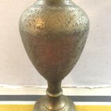Vase laiton ciselé dessin tour eiffel & grand palais Paris vintage