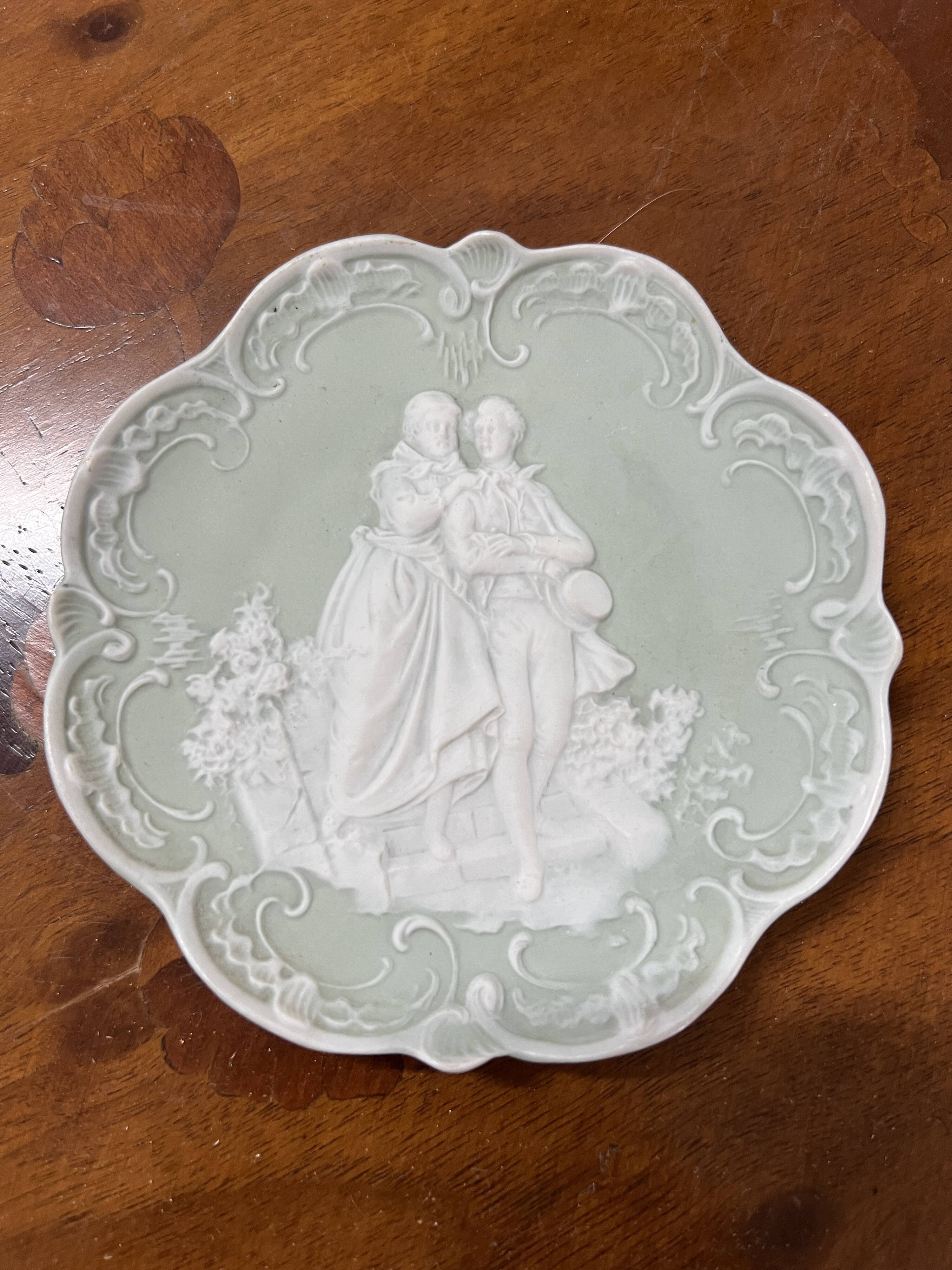 Pair of 2 decorative biscuit plates