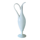 Aiguière en opaline blanche