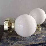 Paire d’appliques globes en opaline blanche