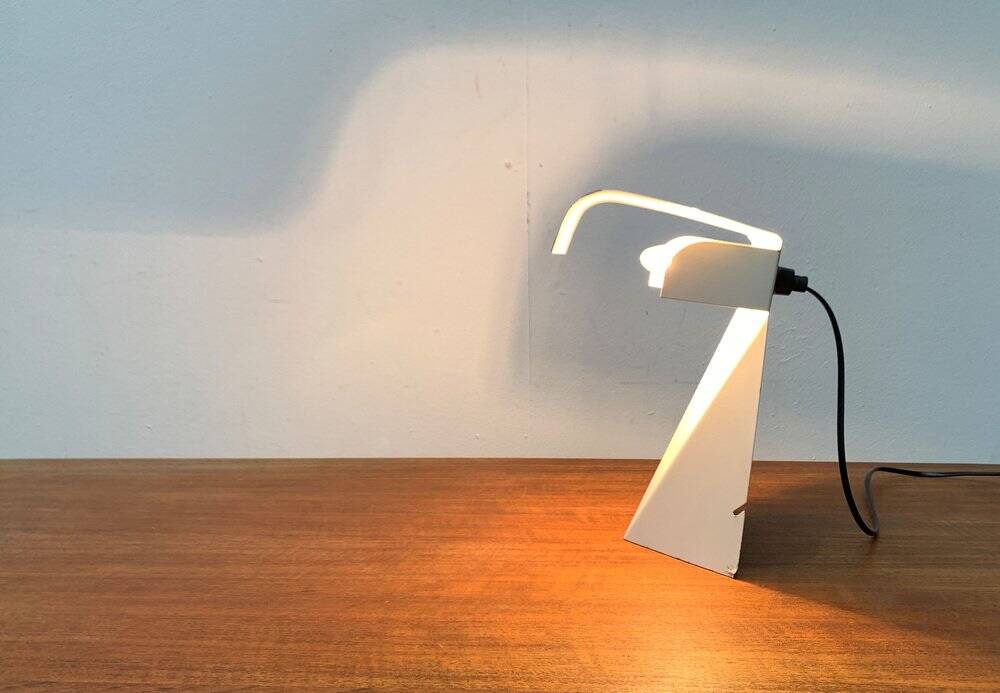 Lampe de table minimaliste en tole de l'ère spatiale italienne des années 60 par G. Grego.