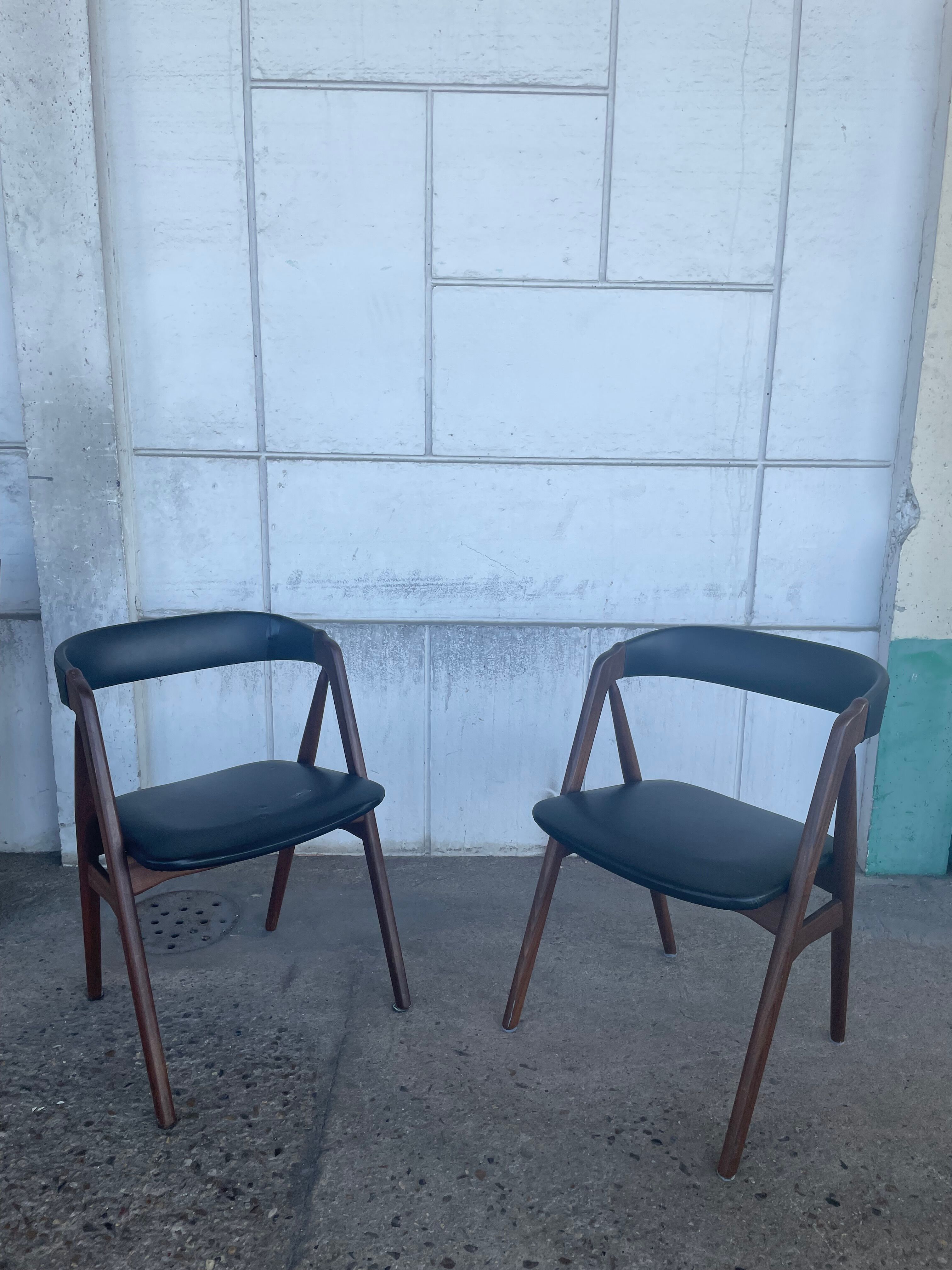 Scandinavian armchairs in skaï