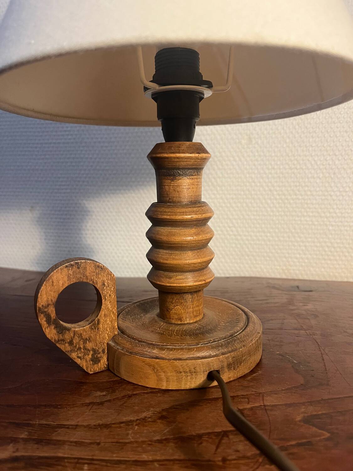 Sculpted wooden table lamp from the 1960s.