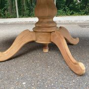 Table à manger ronde pied central extensible décapée en noyer massif 2 rall