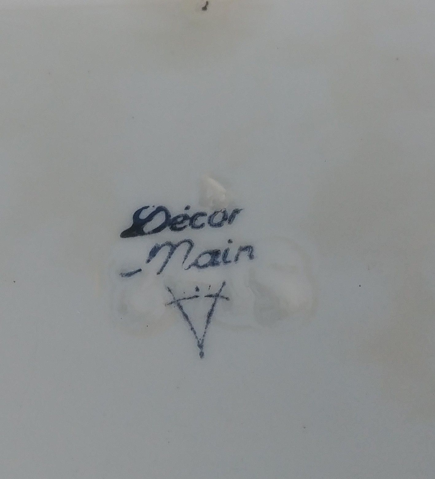 Large glazed ceramic butter cellar Vallauris signed Tess years 60/70 flower decoration in relief.