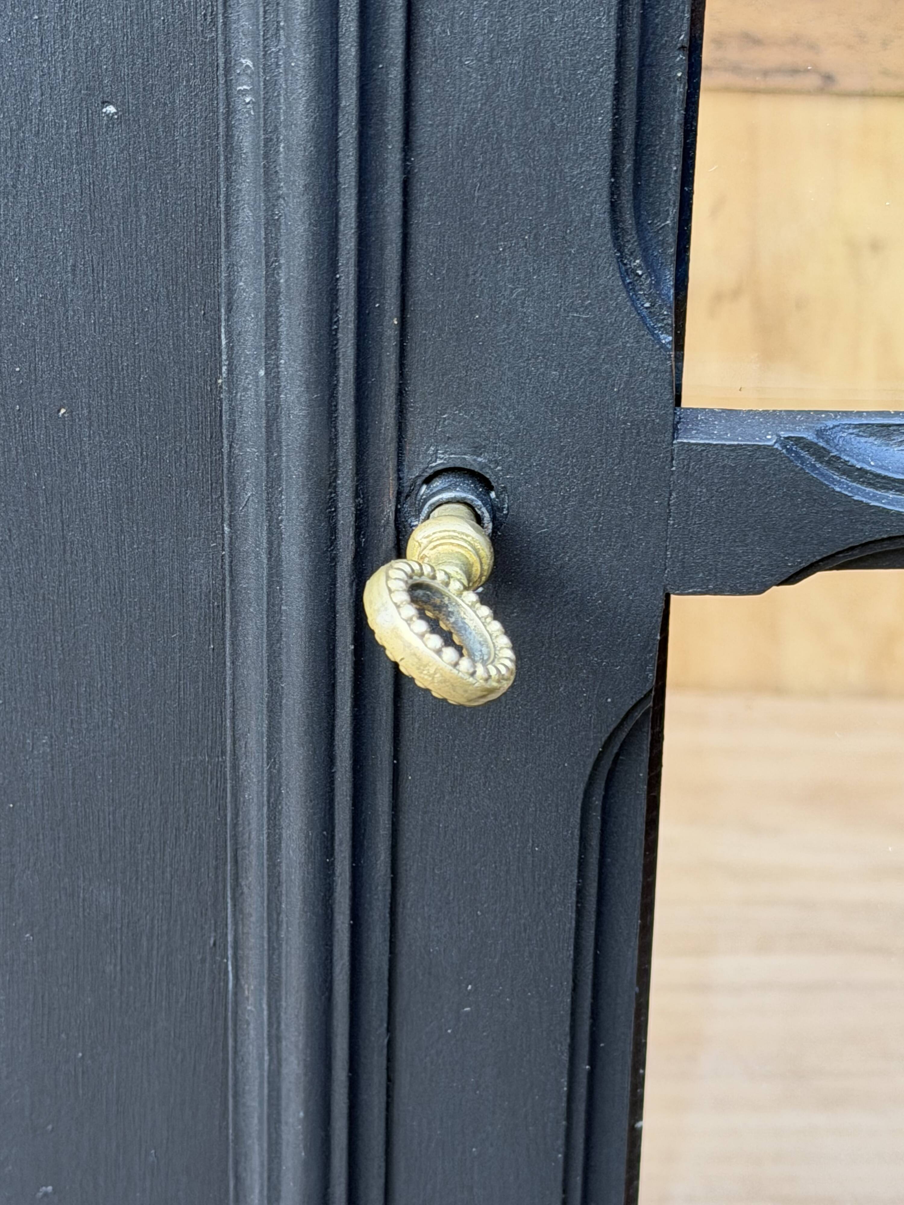 Armoire parisienne noire vitrée rénovée