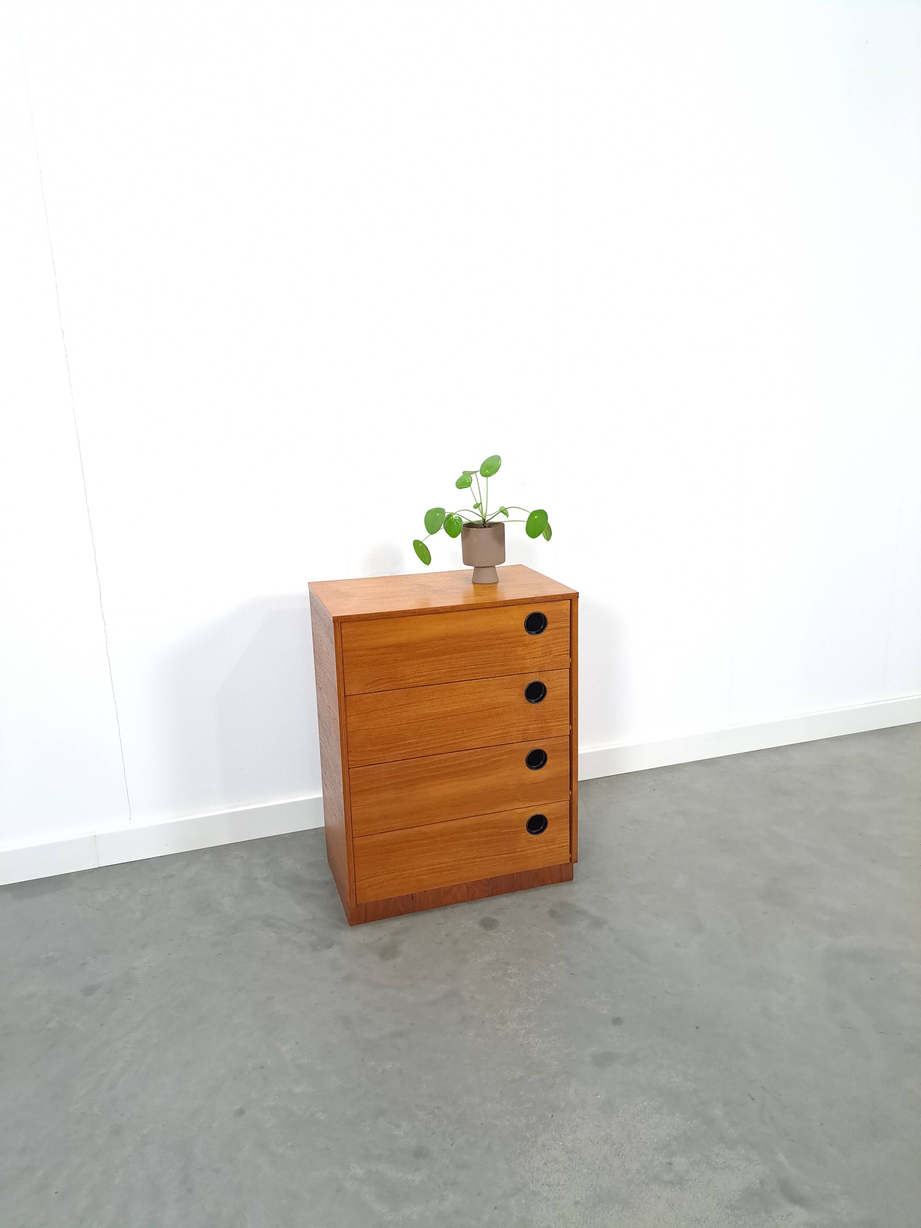 Schoenenkast met zwarte ronde grepen, nr. 1