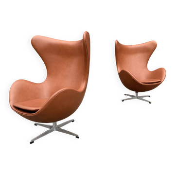 2 vintage Fritz Hansen Egg Chairs in cognac leather, in new condition.