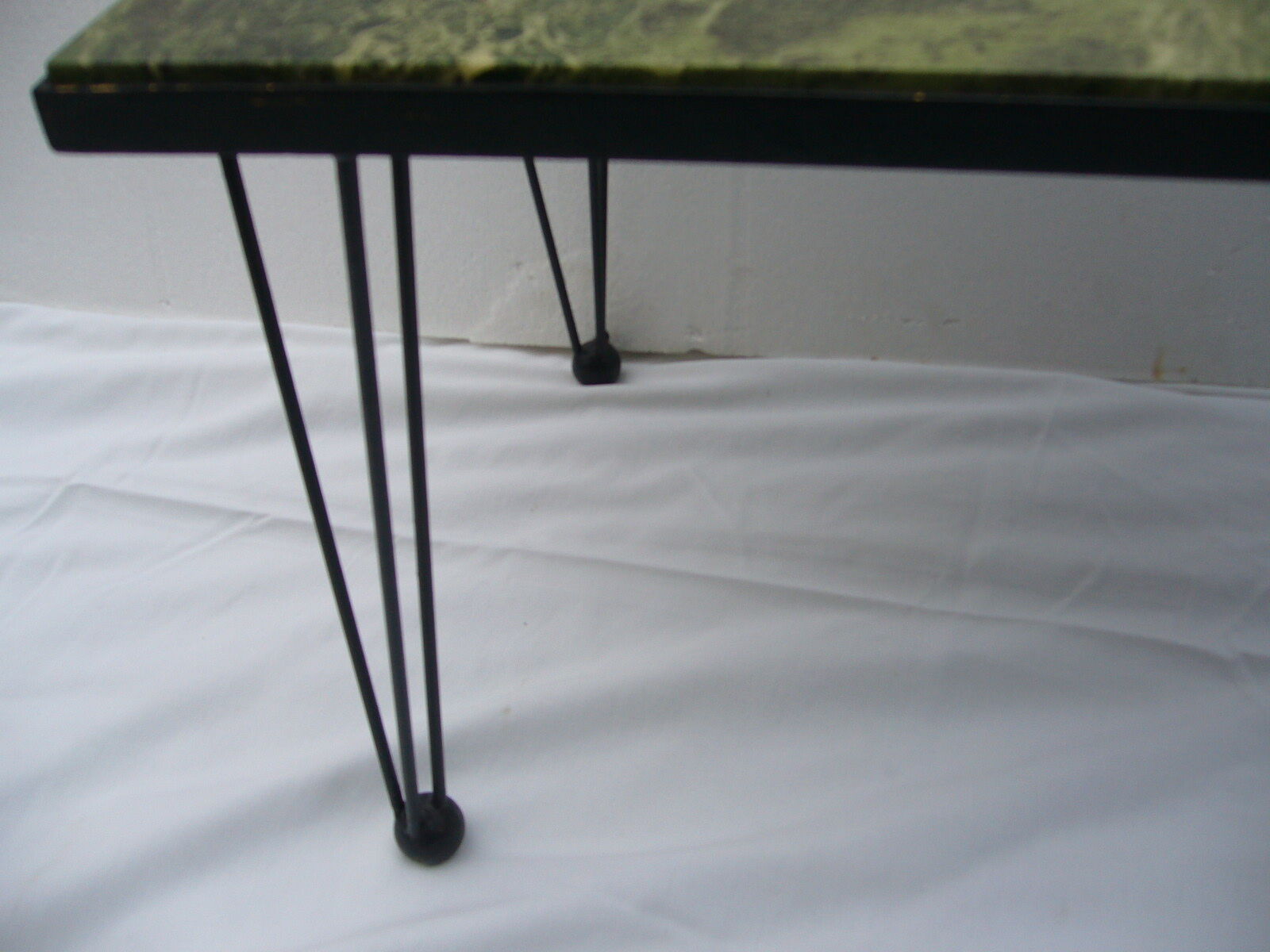 70s Coffee table/vintage green marble tray, metal feet