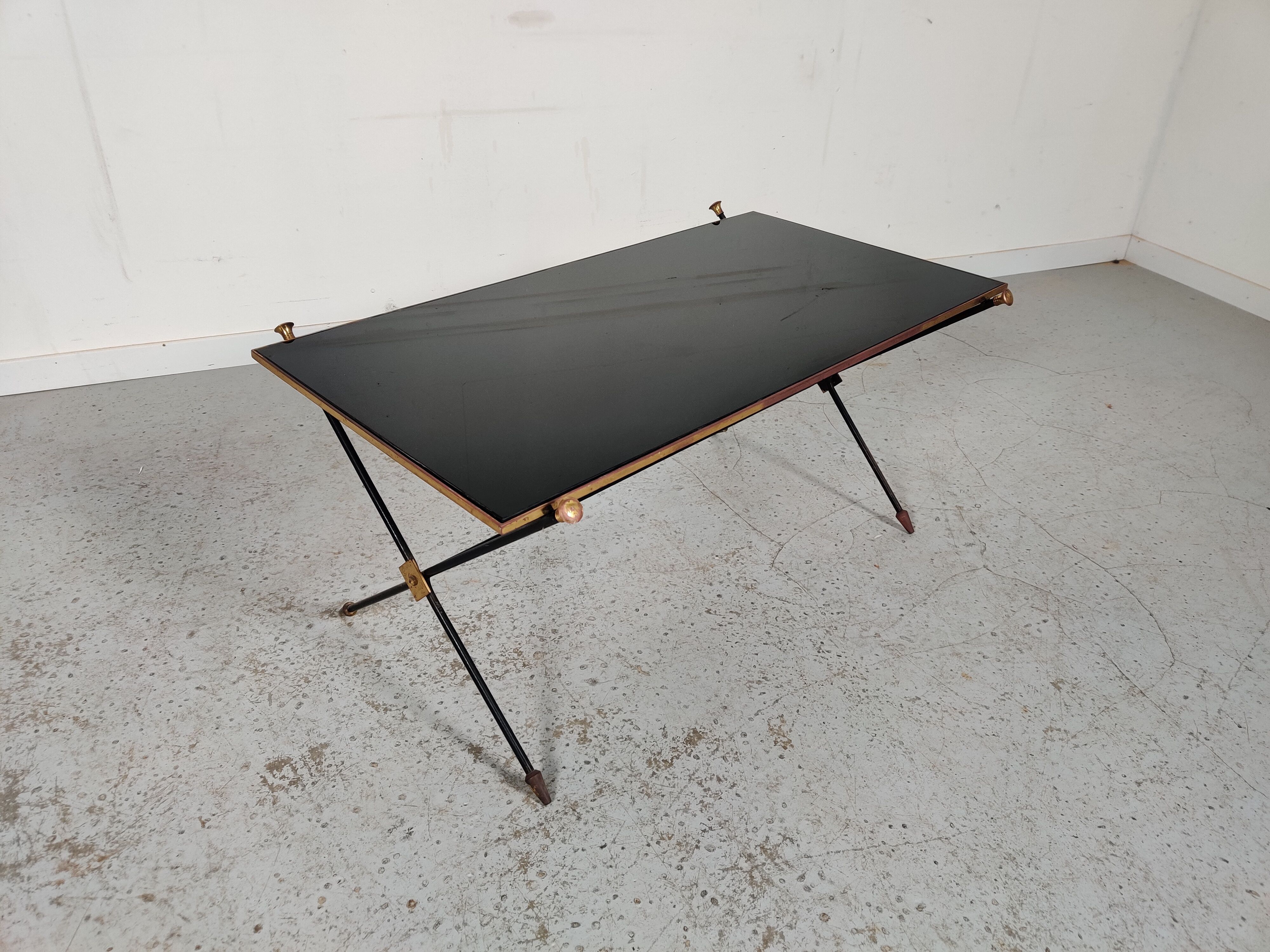 Table basse en laiton et verre