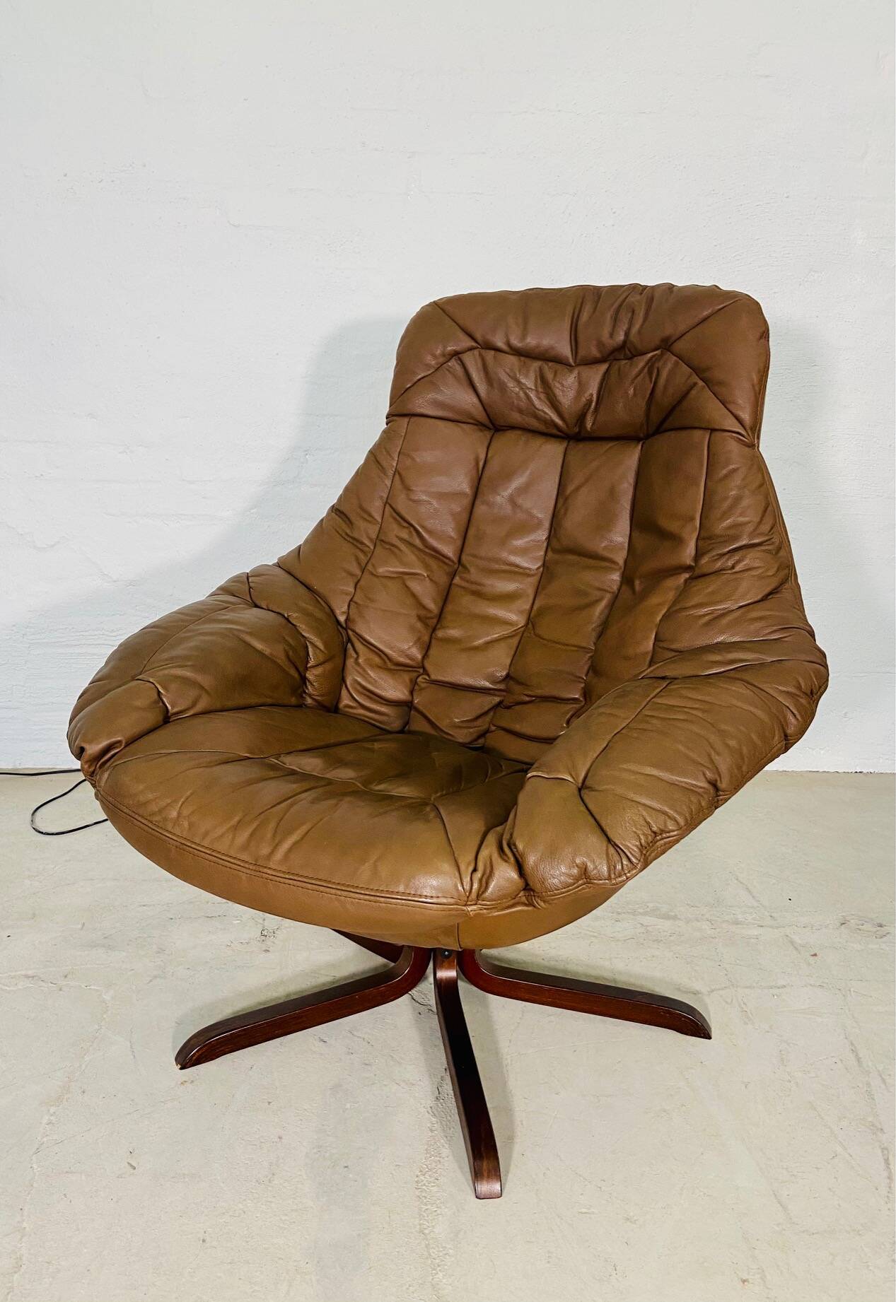 Fauteuil oeuf pivotant vintage danois du milieu du siècle en cuir cognac clair par bramin 1960