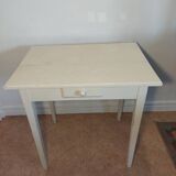 Spindle leg desk