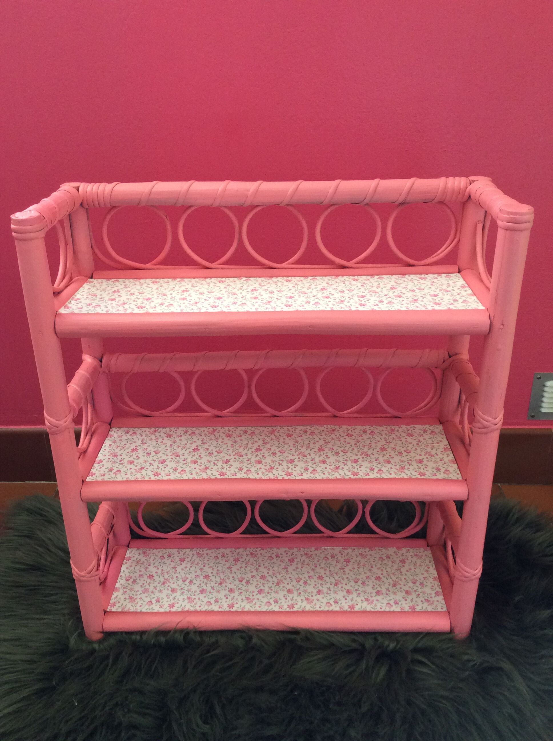 Etagere en rotin rose