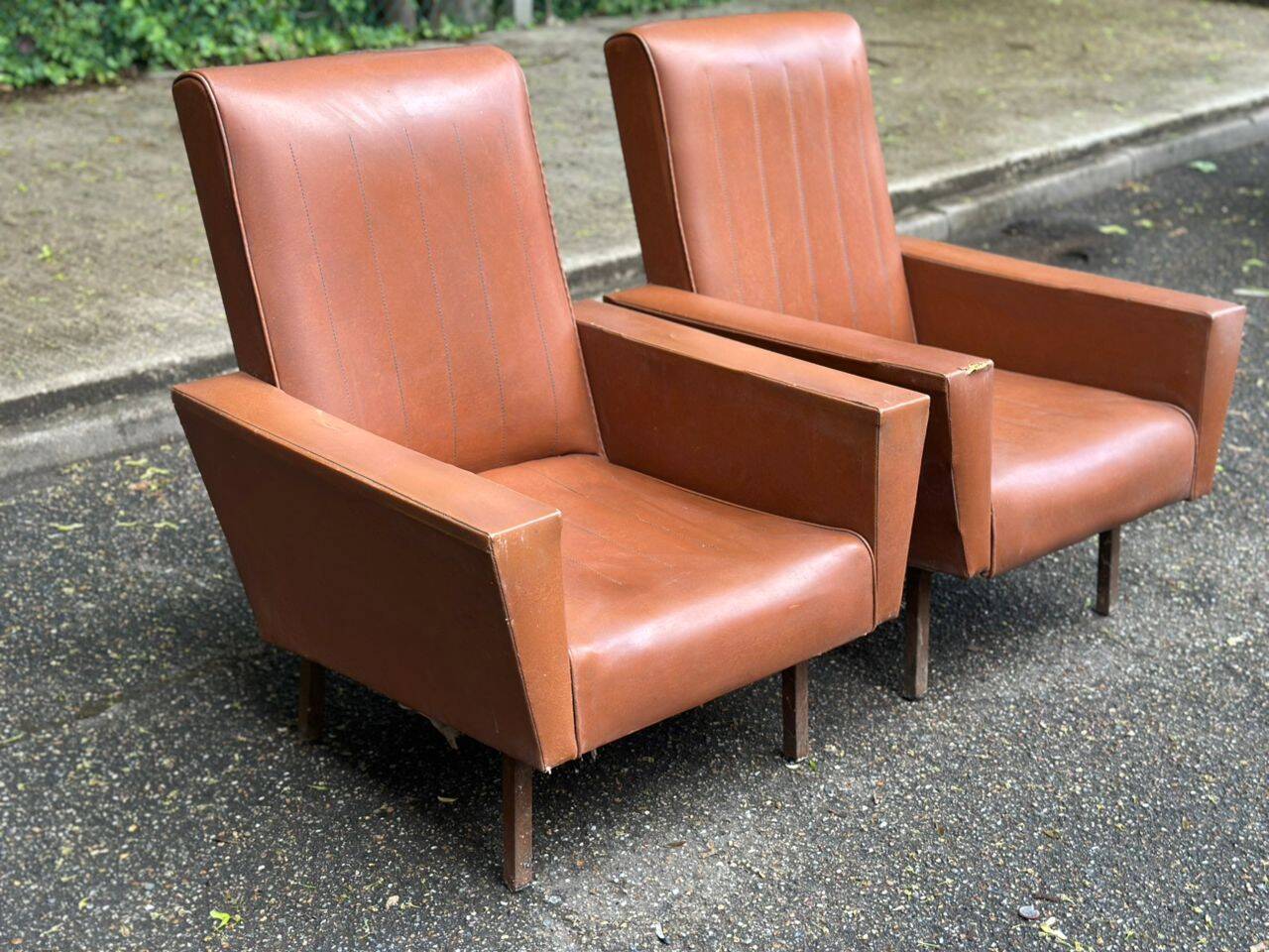 2 club chairs from the 1950s in cognac leather.