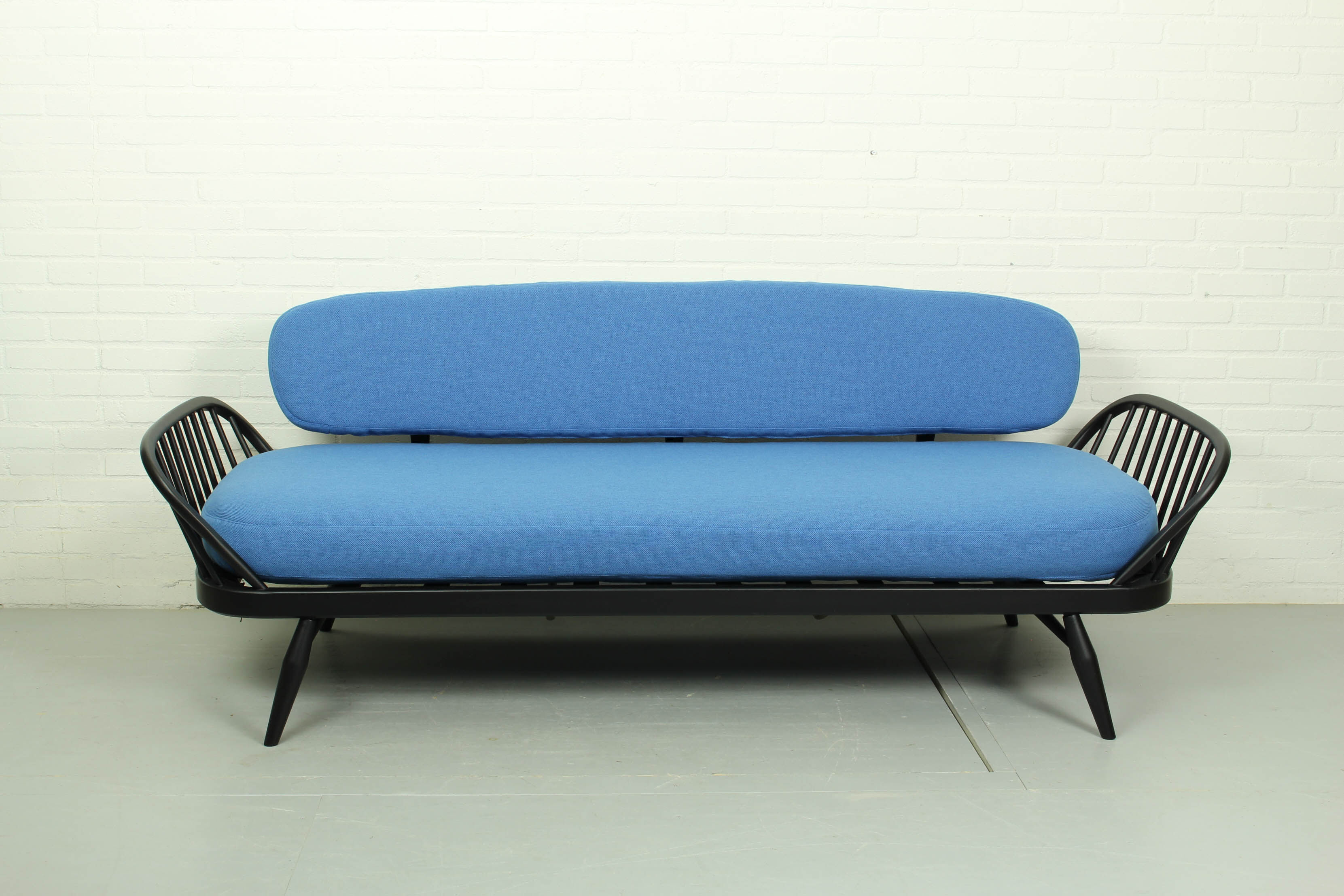 Lounge set with sofa daybed model ‘355’ and 2 windsor lounge chairs Lucian Ercolani for Ercol