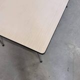 Set of table and 4 chairs in gray-white formica
