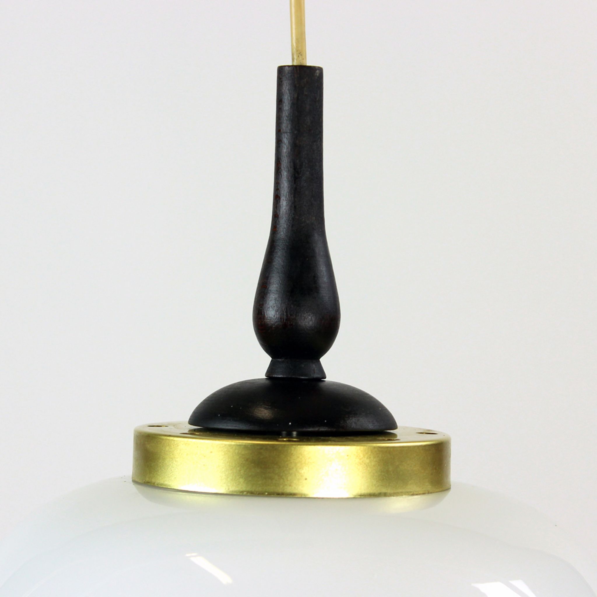 Suspension du milieu du siècle avec deux lampes opalines, Tchécoslovaquie vers les années 1960
