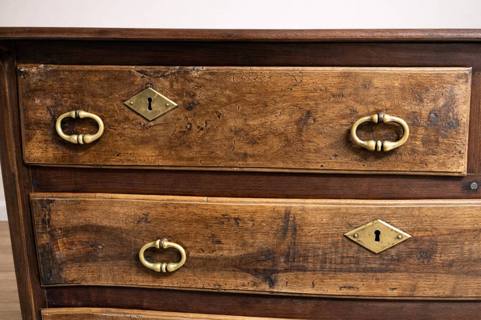 Antique curved walnut chest of drawers – 4 drawers