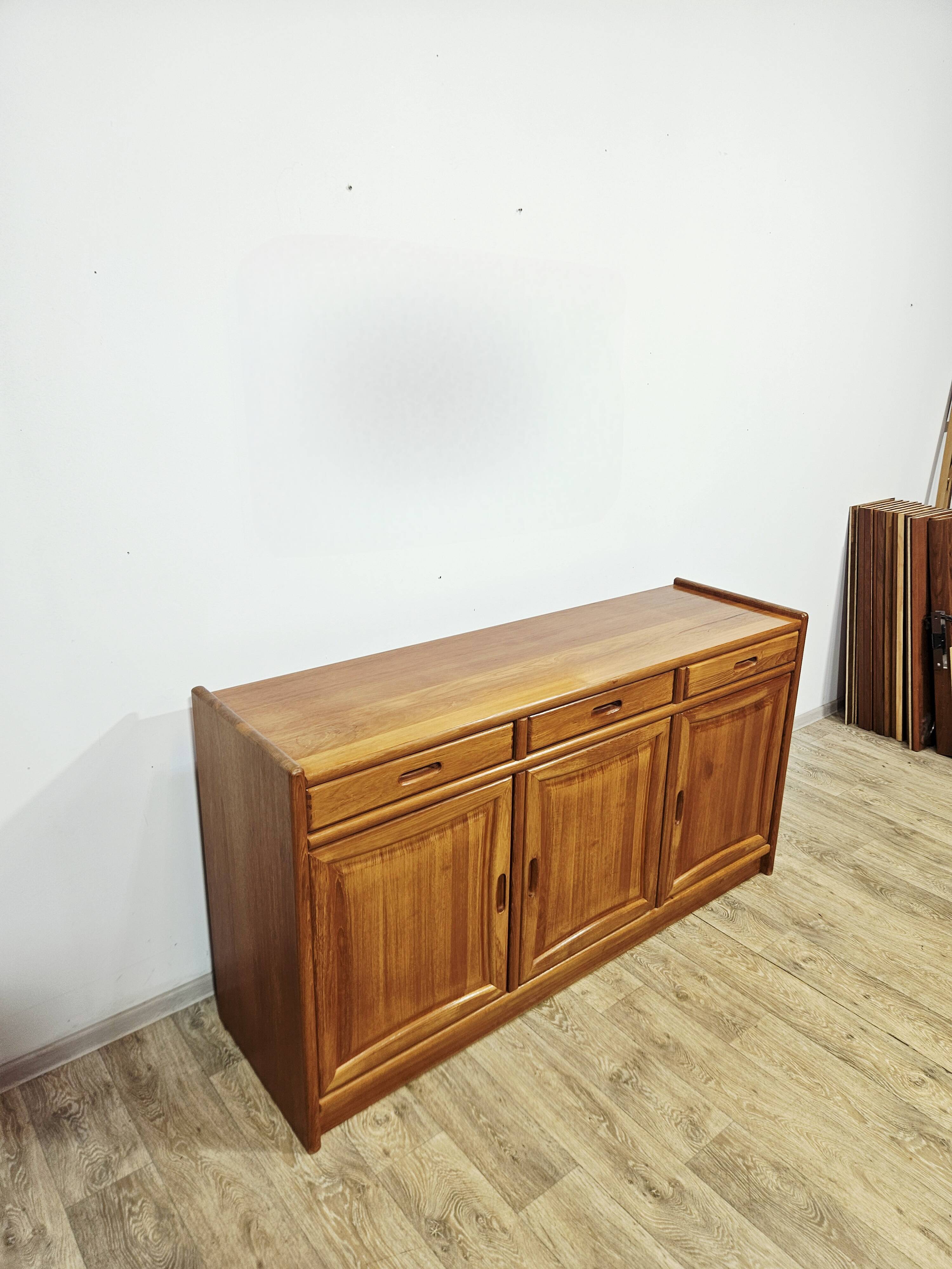 Buffet danois moderne Dyrlund Dania en teck, années 1980