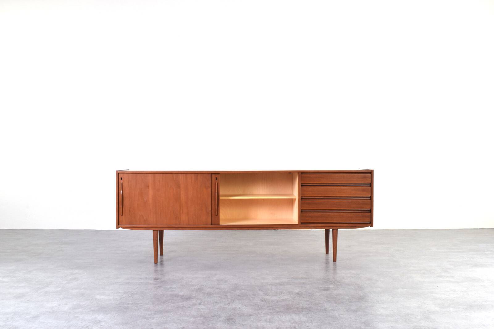 Buffet en teck danois du milieu du siècle, années 1960.