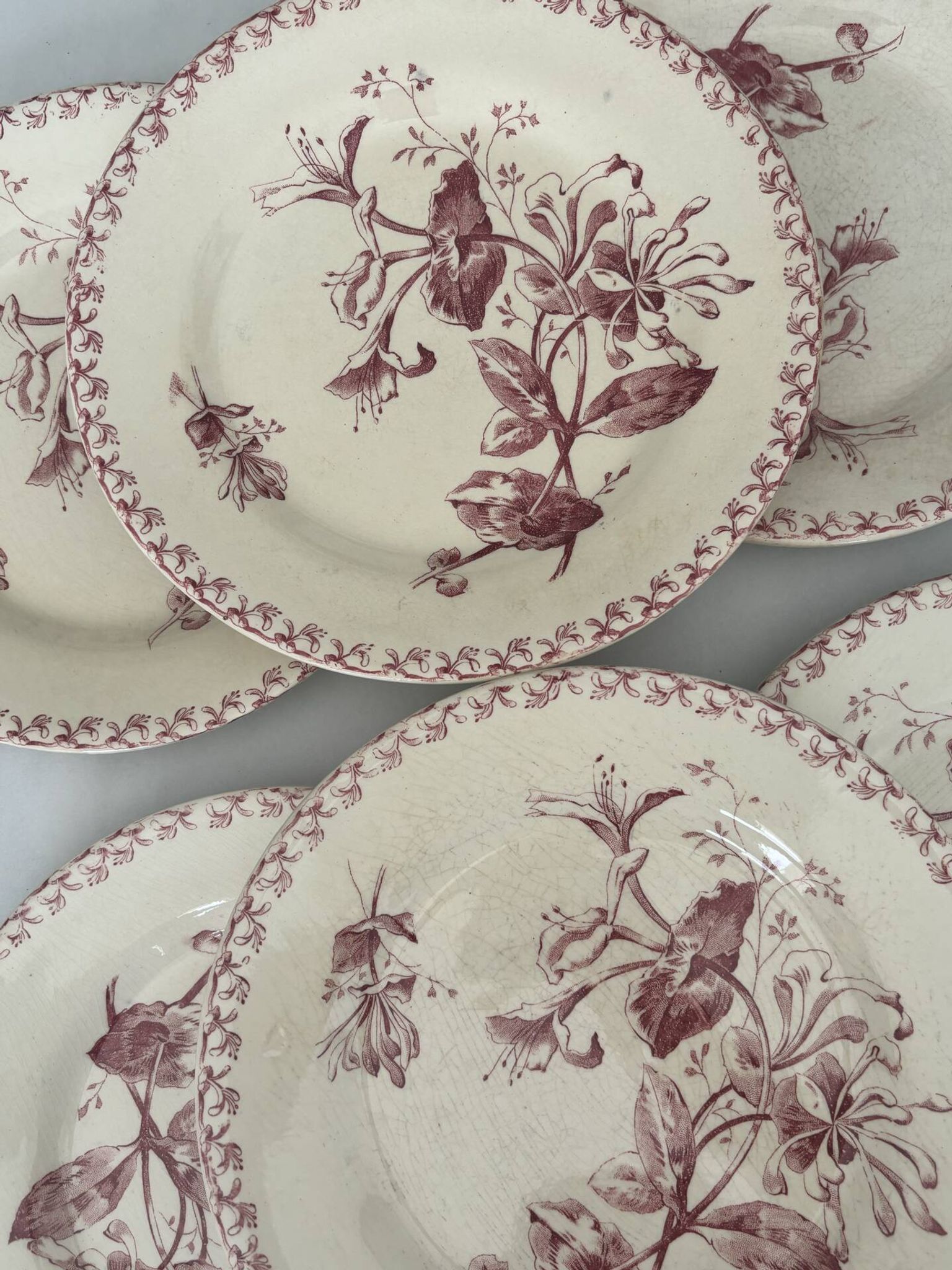 Lot de six assiettes, terre de fer, rouge, Gien, chèvrefeuille, faïenc