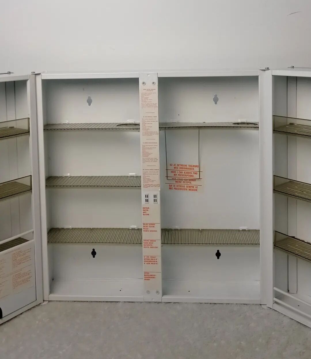 Medicine cabinet from the 60s Rossignol