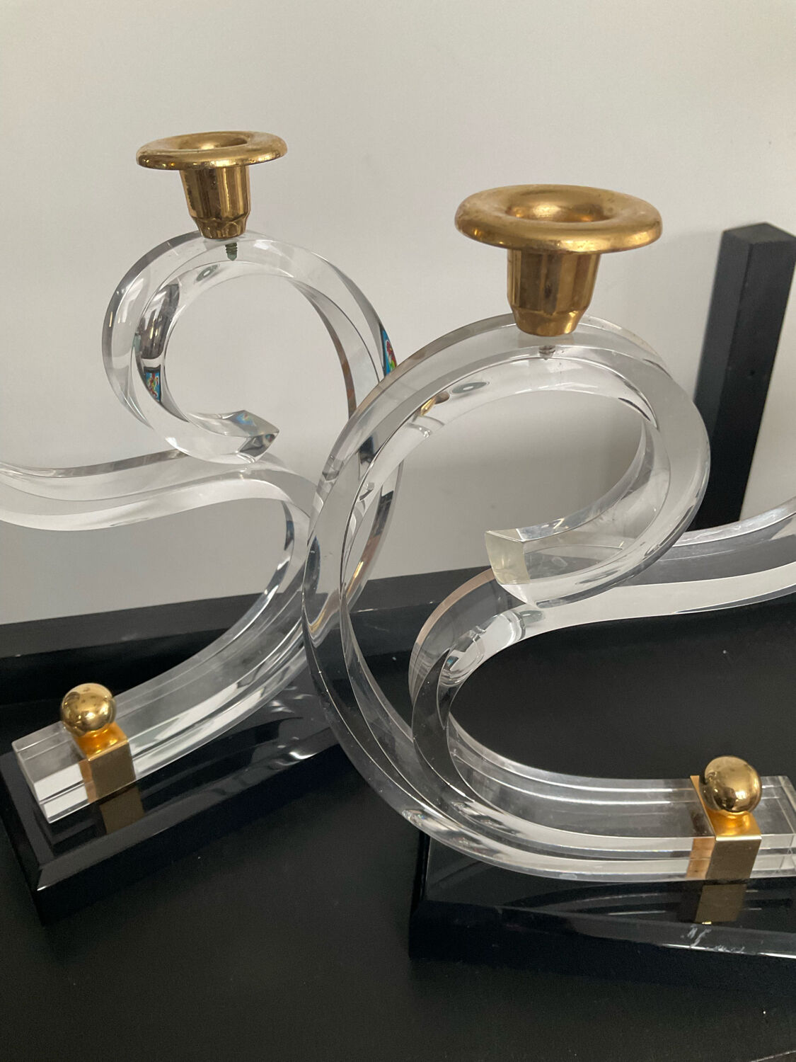 Pair of Hollywood Regency candlesticks in lucite and brass
