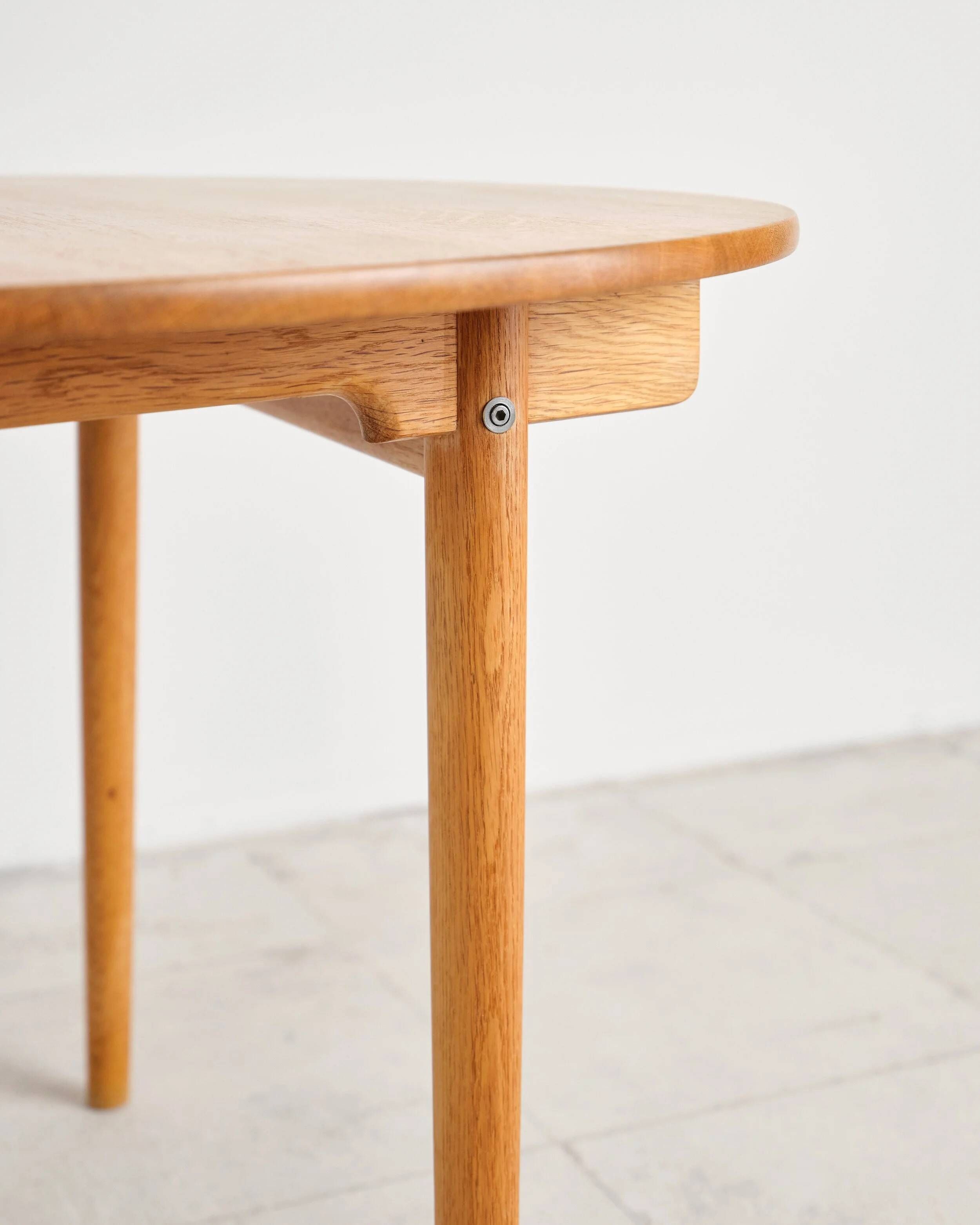 Table ronde extensible en chêne par Hans J. Wegner, Danemark, années 70