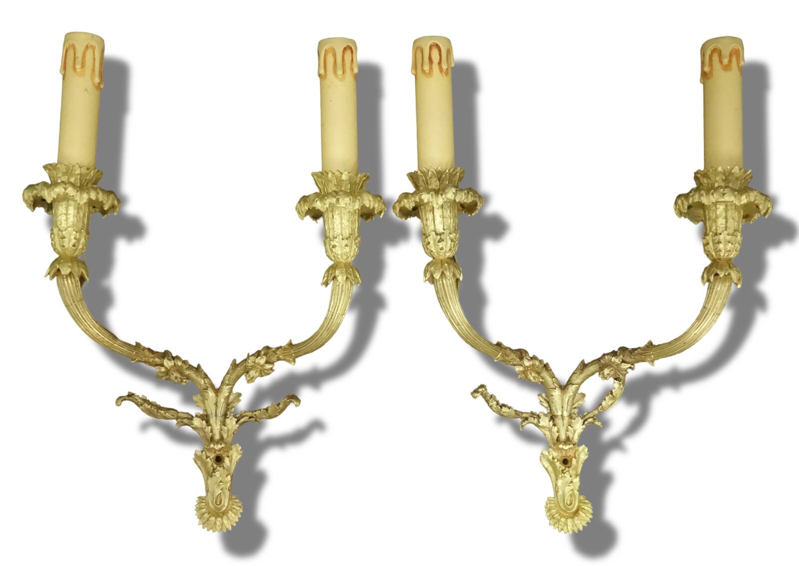 Large pair of Louis XVI style wall sconces from the 19th century - gilded bronze.