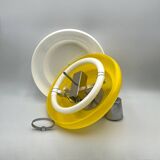 Lampe à suspension en acrylique Space Age des années 70 en jaune et blanc, Italie