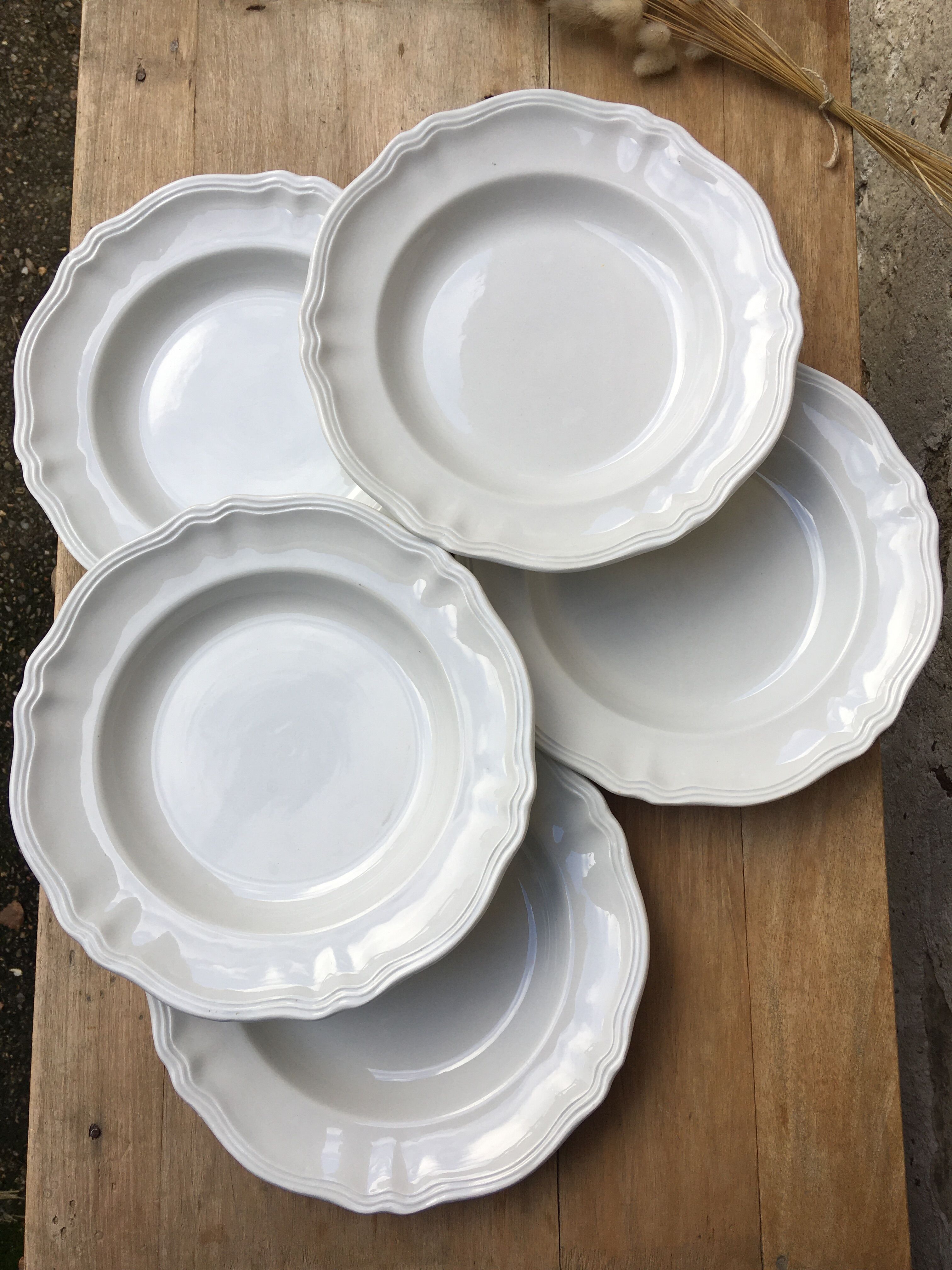 White hollow plates
