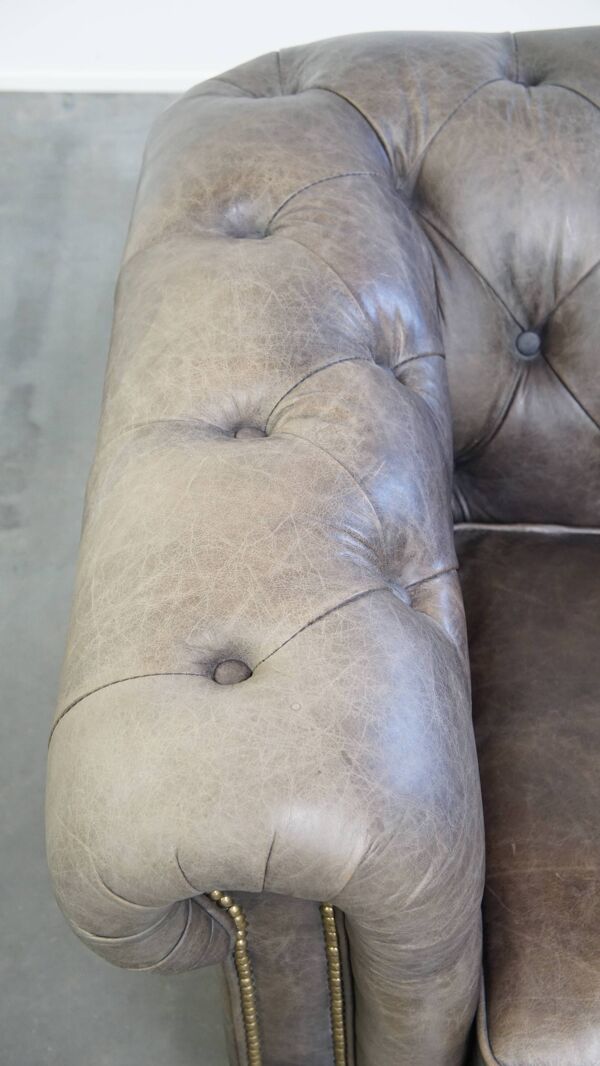 Fauteuil club Chesterfield en cuir de vachette gris de style anglais sur roulettes