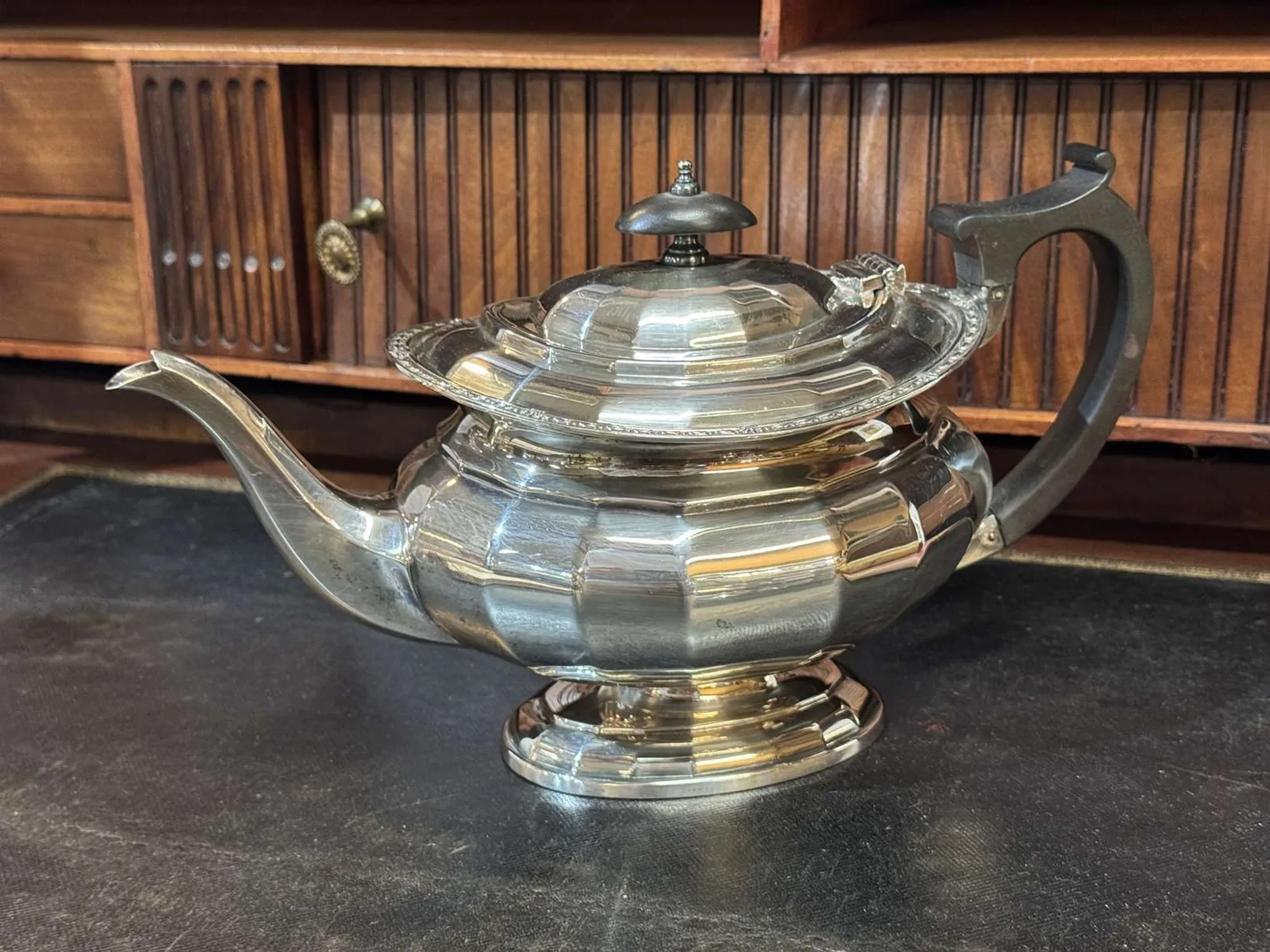 English tea/coffee service from the 1930s in silver-plated metal.
