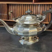 English tea/coffee service from the 1930s in silver-plated metal.