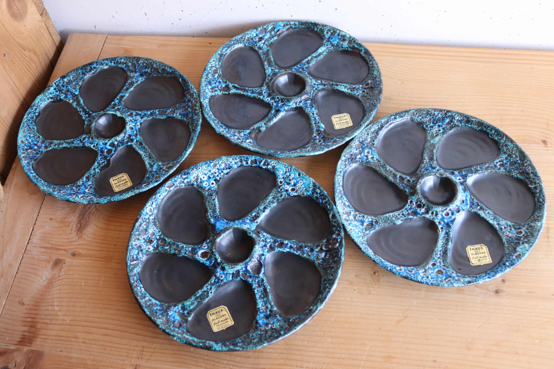 Set of 4 Cyclope oyster plates – Émaux des Glaciers