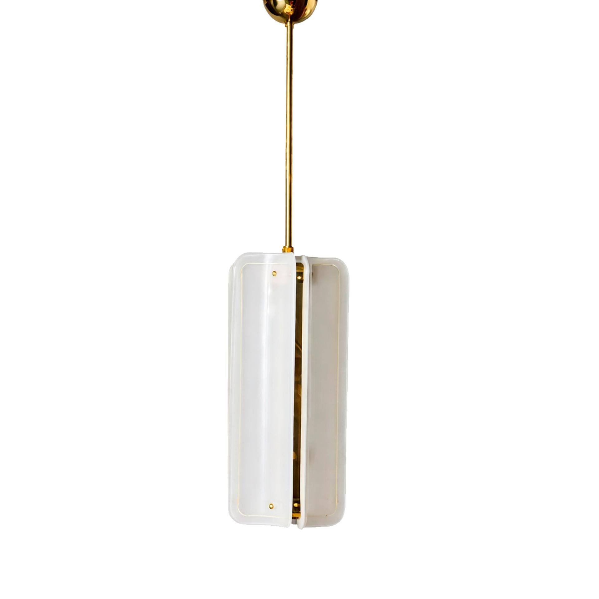 Lampe suspendue italienne en verre de Murano blanc et laiton de style mid-century modern