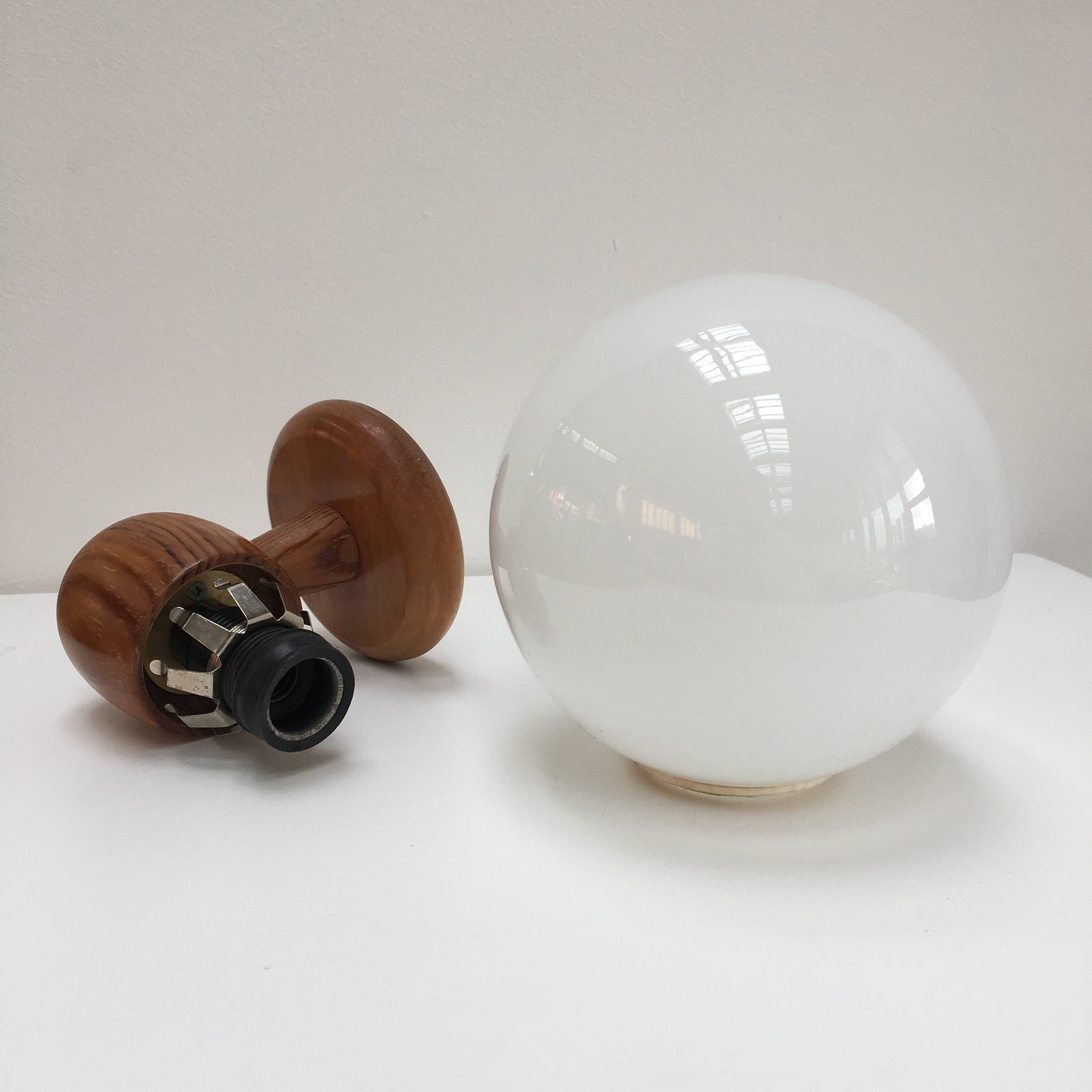 Paire d’appliques modernistes en pin et opaline
