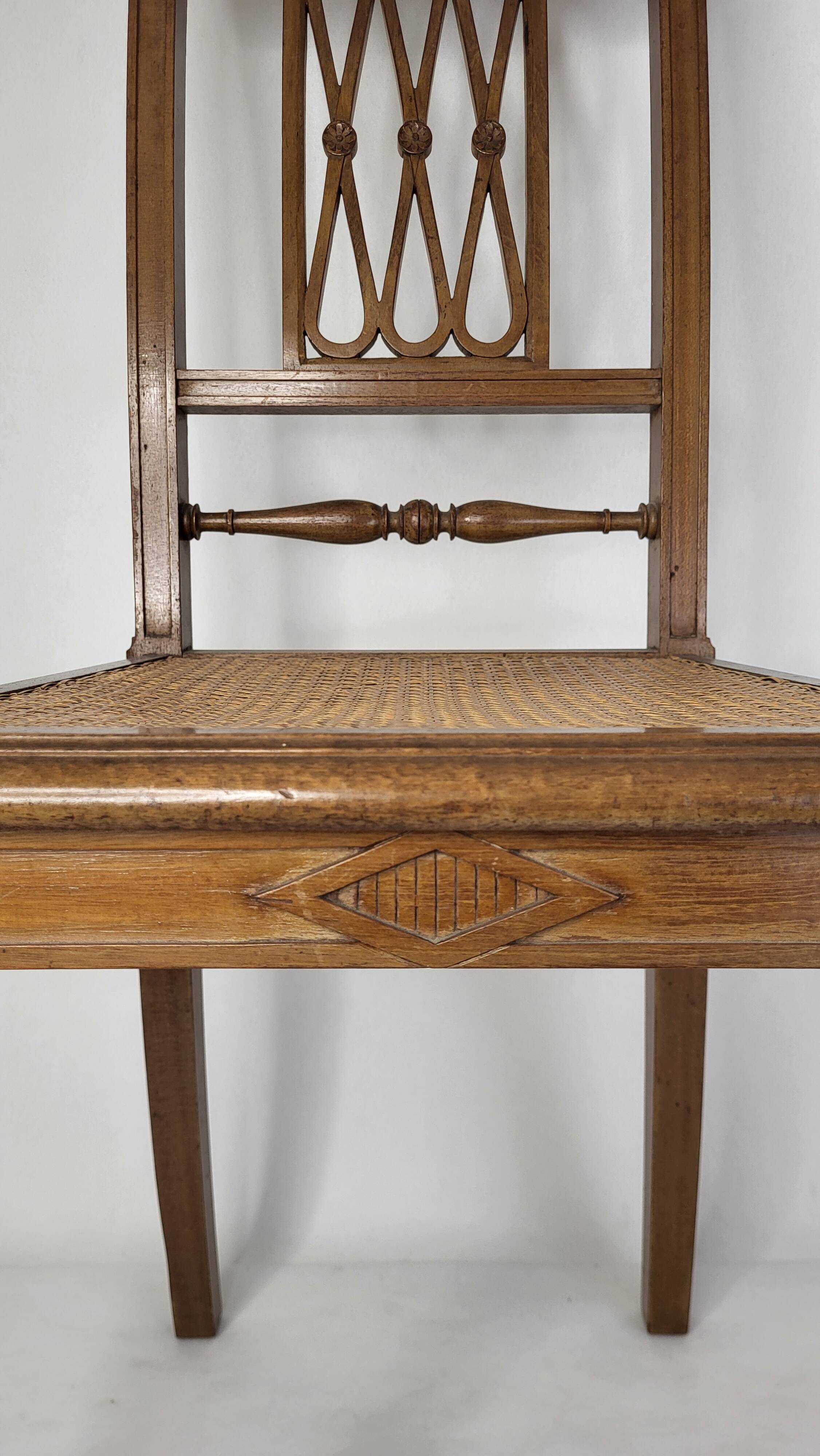 Chaise en bois et cannage