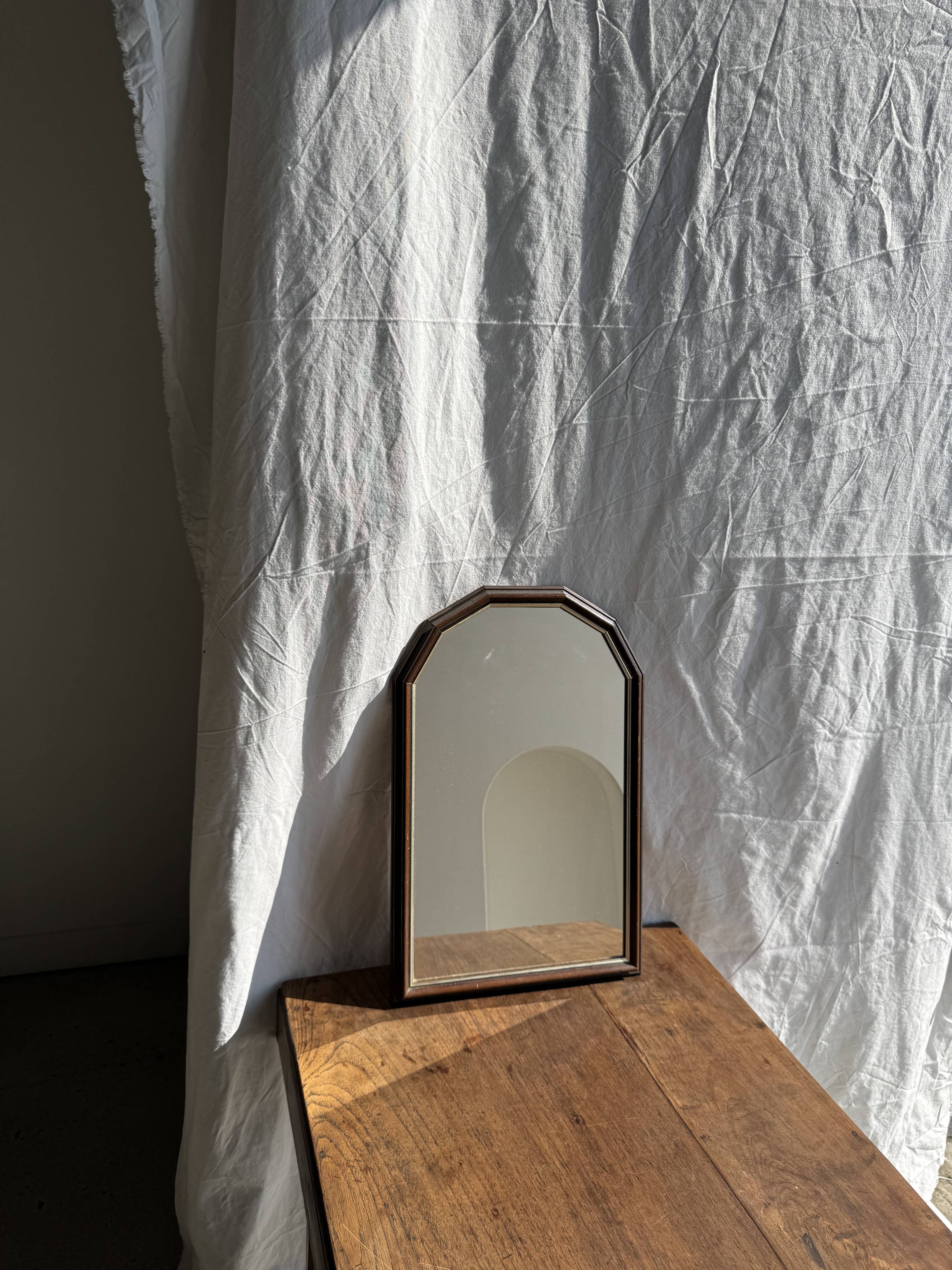 Small rounded mirror, wooden frame, gold frame H49.5