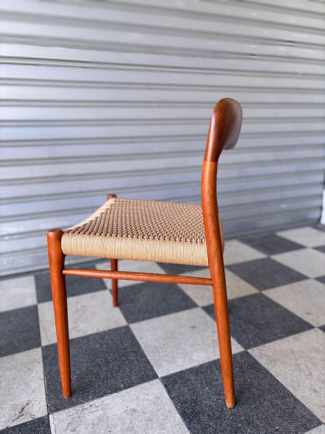 Série de 8 chaises Møller 75