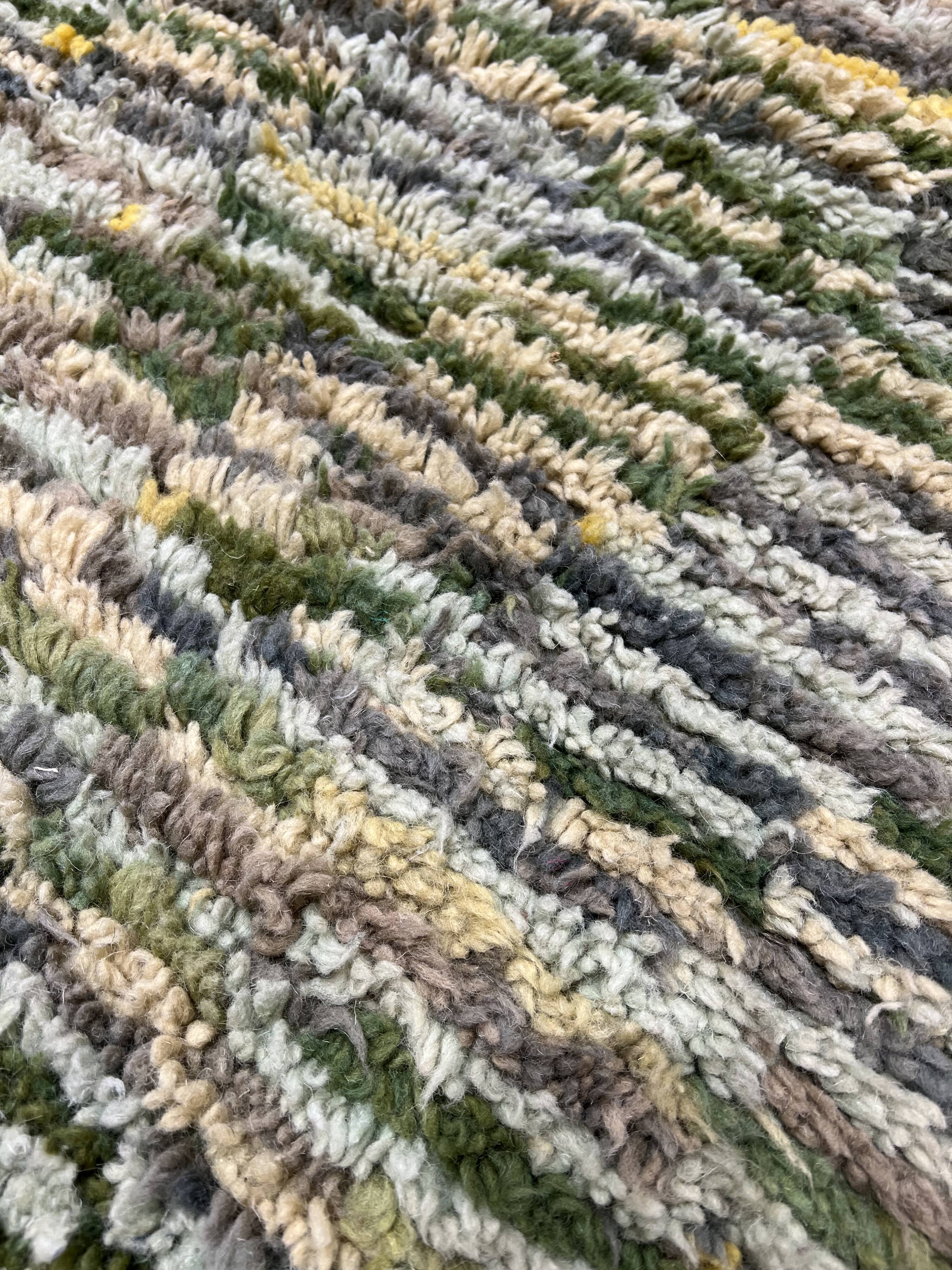 Mottled green carpet 155x250cm