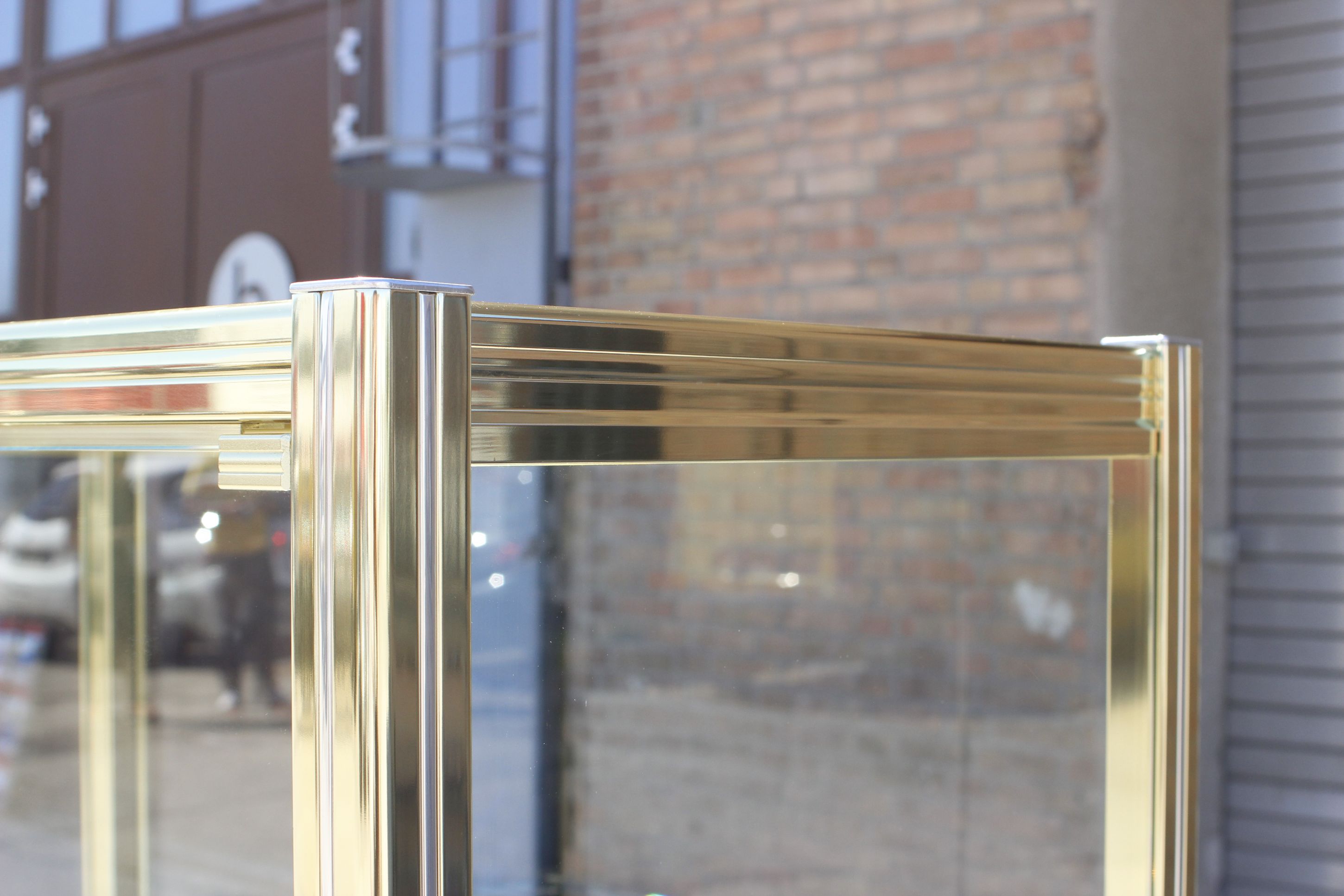 Vitrine vintage en laiton doré et verre, 1970s