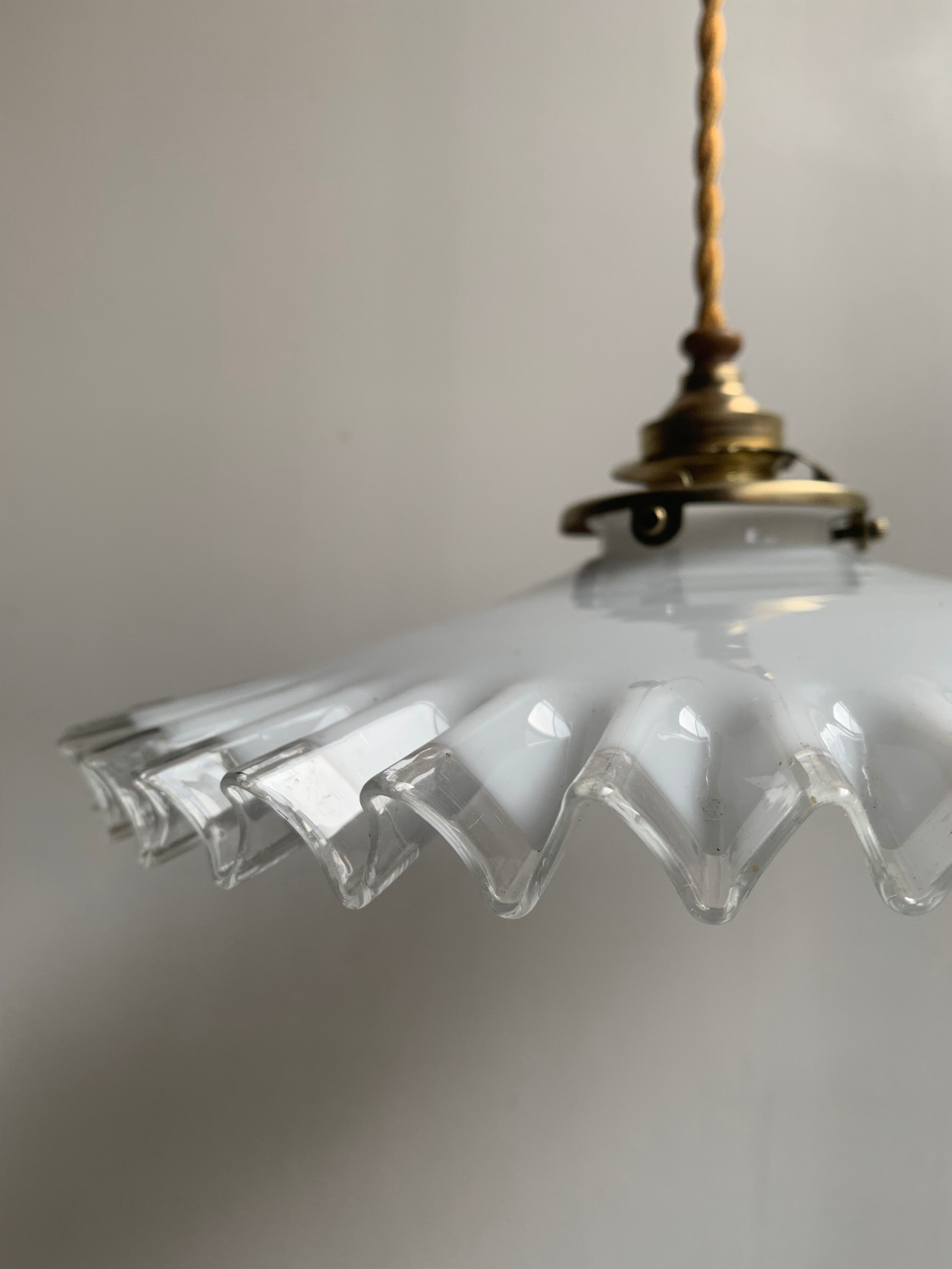 Opaline suspension with brass claw