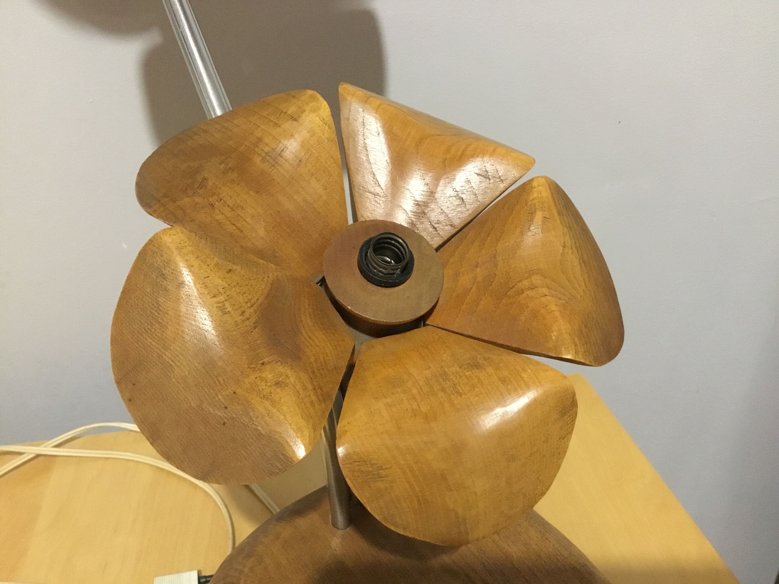 Wooden flower lamp